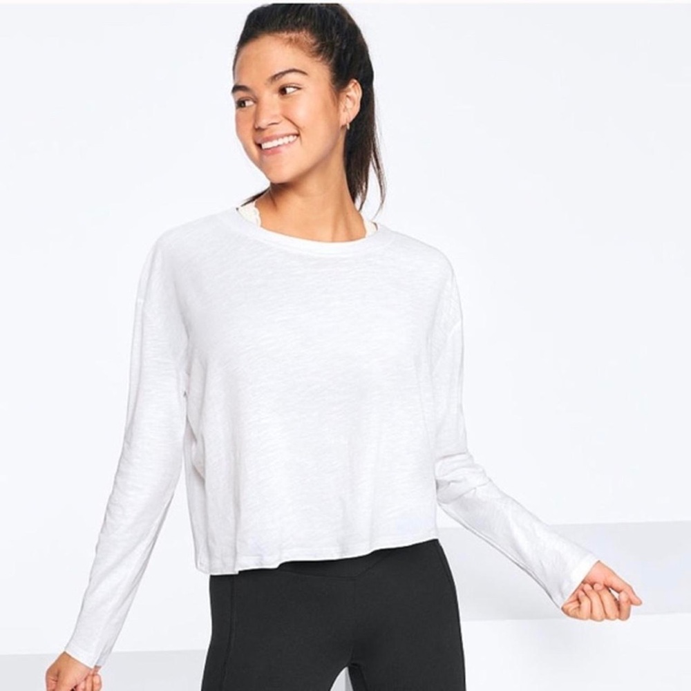 WHITE VS LONG SLEEVE CROP TOP